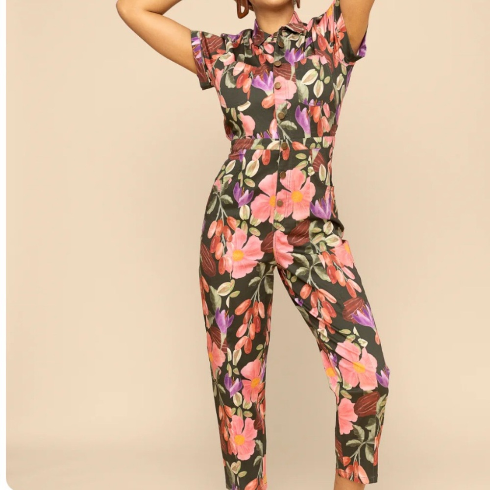 Elegant Floral Jumpsuit in Multicolor
New, without tags